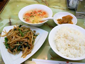 横浜中華街「梅蘭」の豚肉とにらの炒め物定食